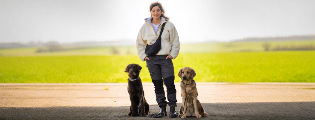 Hundetrainerin mit zwei Hunden