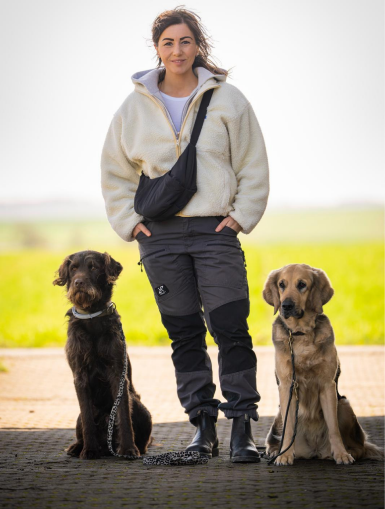 Junghundetraining, Trainerin mit zwei Hunden Kassel